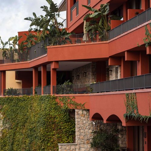 Hotel La Roqqa mediterranean rooftop rampicanti